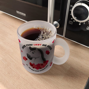 Kaffeebecher mit weißes Pferd Motiv und Spruch: Diese Frau liebt ihr Pferd. Oh ...