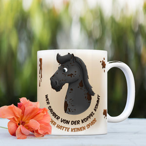 Kaffeebecher mit weißes Pferd Motiv und Spruch: Wer sauber von der Koppel kommt, ...