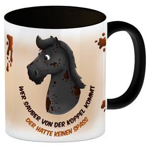 Kaffeebecher mit weißes Pferd Motiv und Spruch: Wer sauber von der Koppel kommt, ...