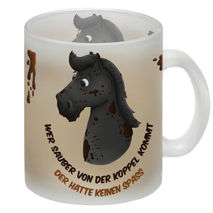 Kaffeebecher mit weißes Pferd Motiv und Spruch: Wer sauber von der Koppel kommt, ...