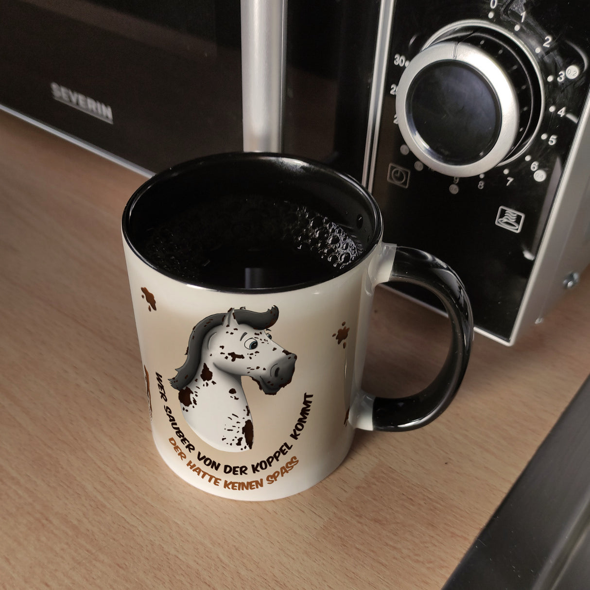 Kaffeebecher mit weißes Pferd Motiv und Spruch: Wer sauber von der Koppel kommt, ...