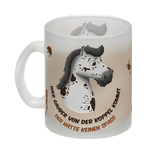 Kaffeebecher mit weißes Pferd Motiv und Spruch: Wer sauber von der Koppel kommt, ...