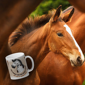 Kaffeebecher mit weißes Pferd Motiv und Spruch: Wer sauber von der Koppel kommt, ...