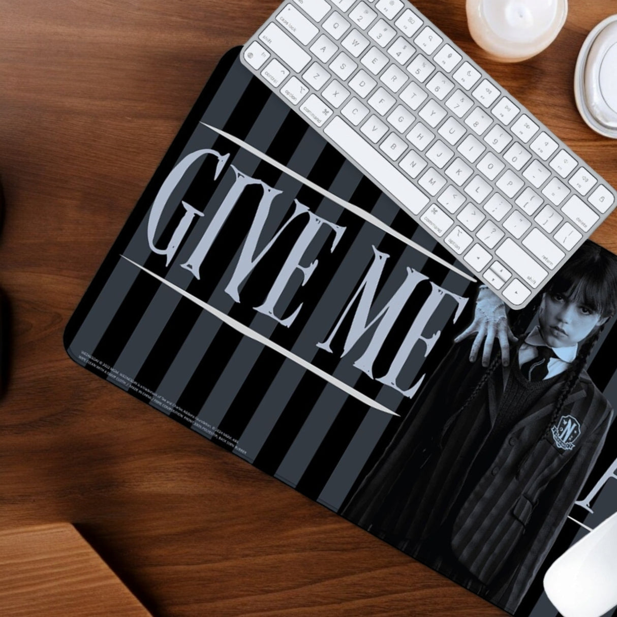 Wednesday Addams Schreibtischunterlage Mauspad mit Give Me a Hand Design