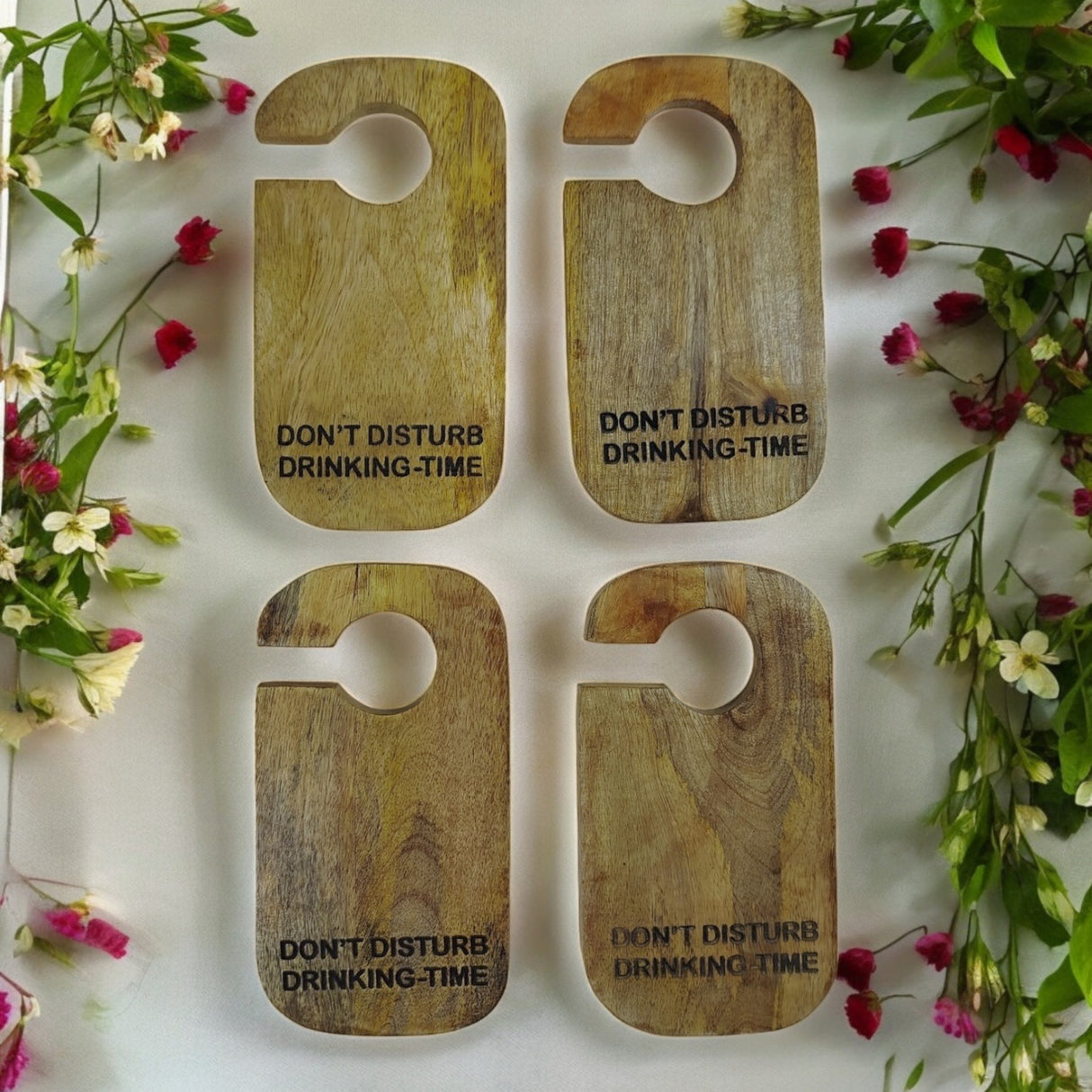 Drinking Time Untersetzer im Design eines Türhängers aus Mangoholz im 4er Set