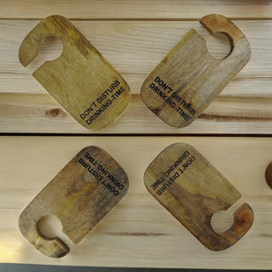 Drinking Time Untersetzer im Design eines Türhängers aus Mangoholz im 4er Set