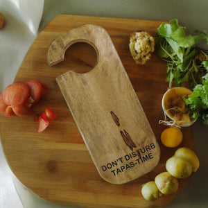 Tapas Time Schneidebrett im Design eines Türhängers aus Mangoholz