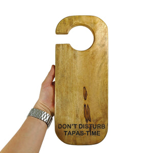 Tapas Time Schneidebrett im Design eines Türhängers aus Mangoholz