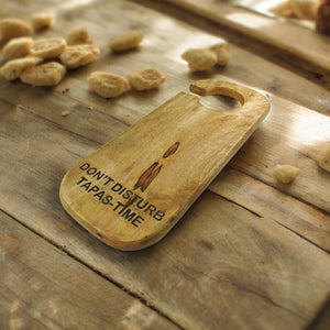 Tapas Time Schneidebrett im Design eines Türhängers aus Mangoholz