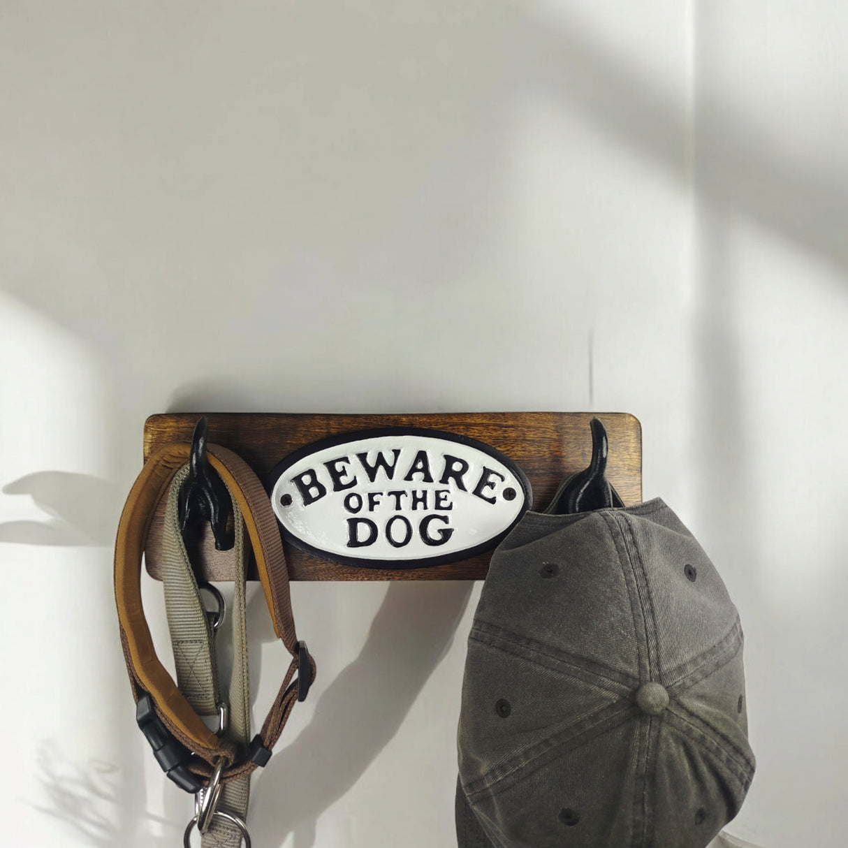 Beware of the Dog Schild und Wandhaken für Hundeleinen