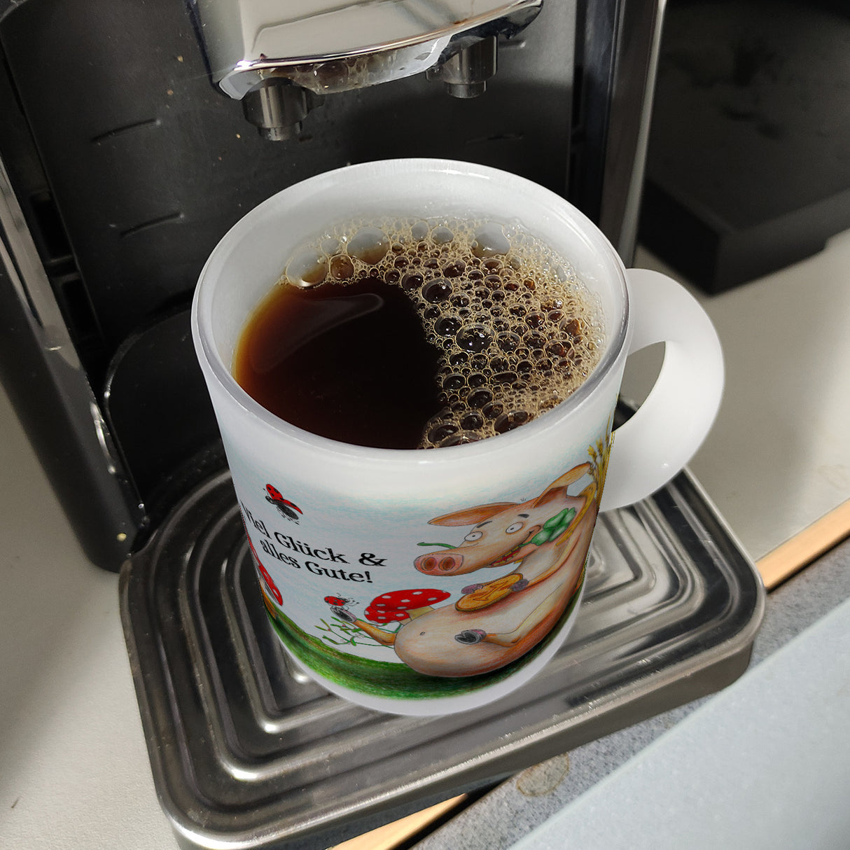 Kaffeebecher mit Glücksschwein Motiv und Spruch: Viel Glück und alles Gute!