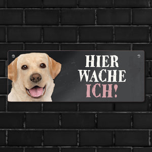 Metallschild mit Labrador Motiv und Spruch: Hier wache ich!