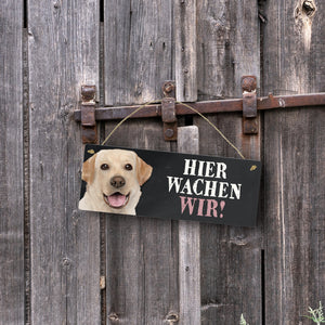 Metallschild mit Labrador Motiv und Spruch: Hier wachen wir!