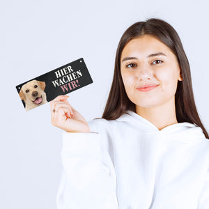 Metallschild mit Labrador Motiv und Spruch: Hier wachen wir!