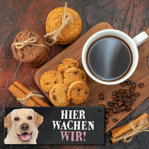 Metallschild mit Labrador Motiv und Spruch: Hier wachen wir!
