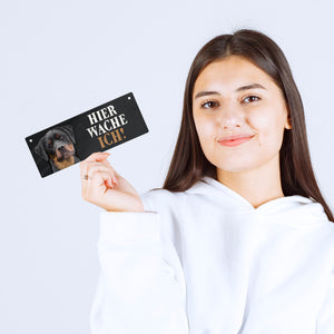Metallschild mit Rottweiler Motiv und Spruch: Hier wache ich!