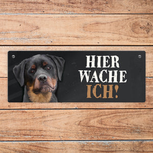 Metallschild mit Rottweiler Motiv und Spruch: Hier wache ich!