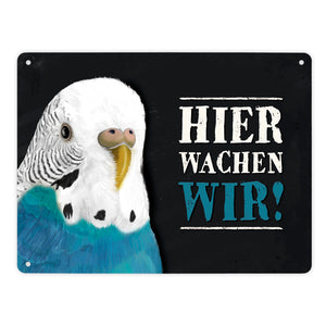 Metallschild mit Wellensittich blau Motiv und Spruch: Hier wachen wir!