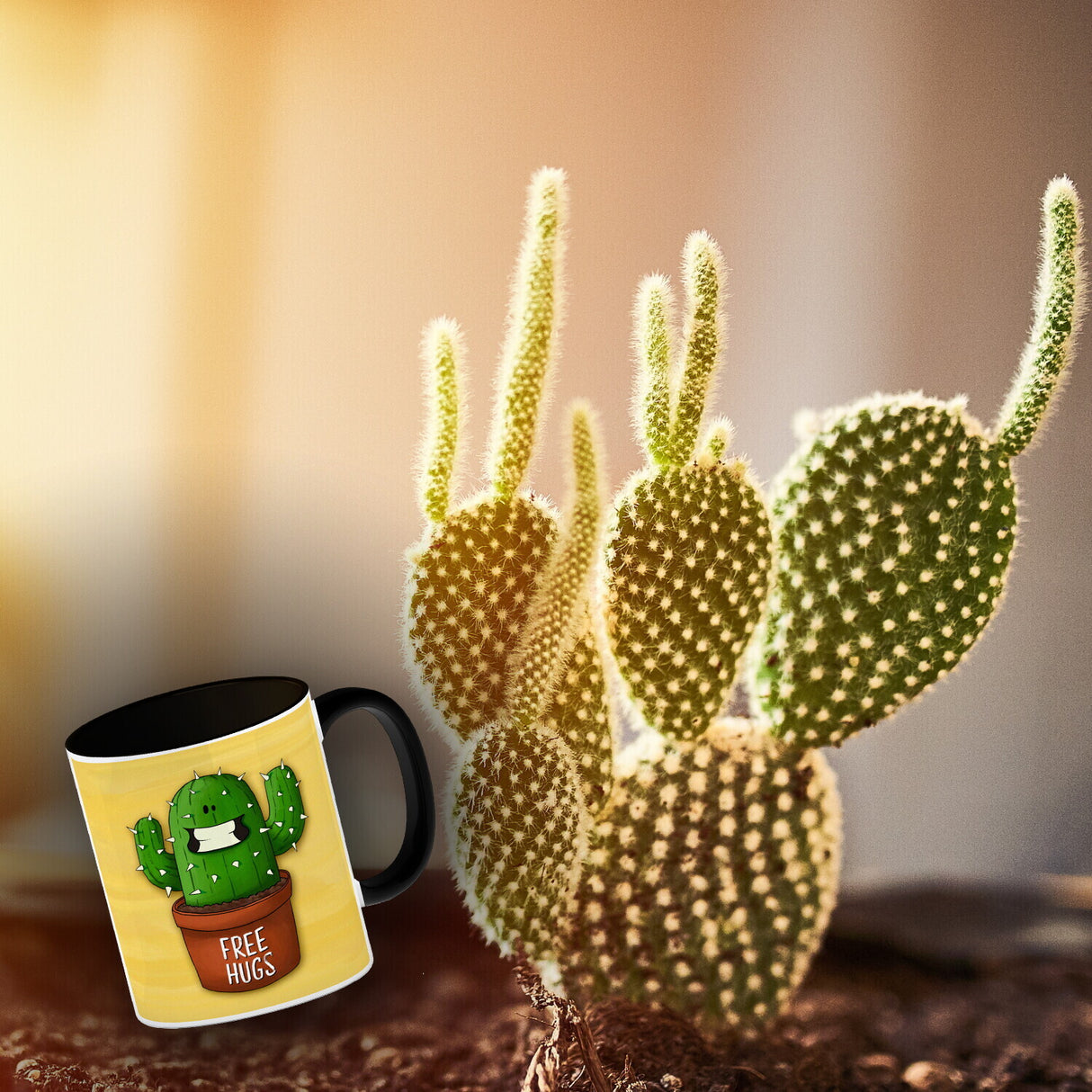 Kaffeebecher mit freundlicher Kaktus Motiv und Spruch: Free Hugs