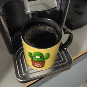 Kaffeebecher mit freundlicher Kaktus Motiv und Spruch: Free Hugs