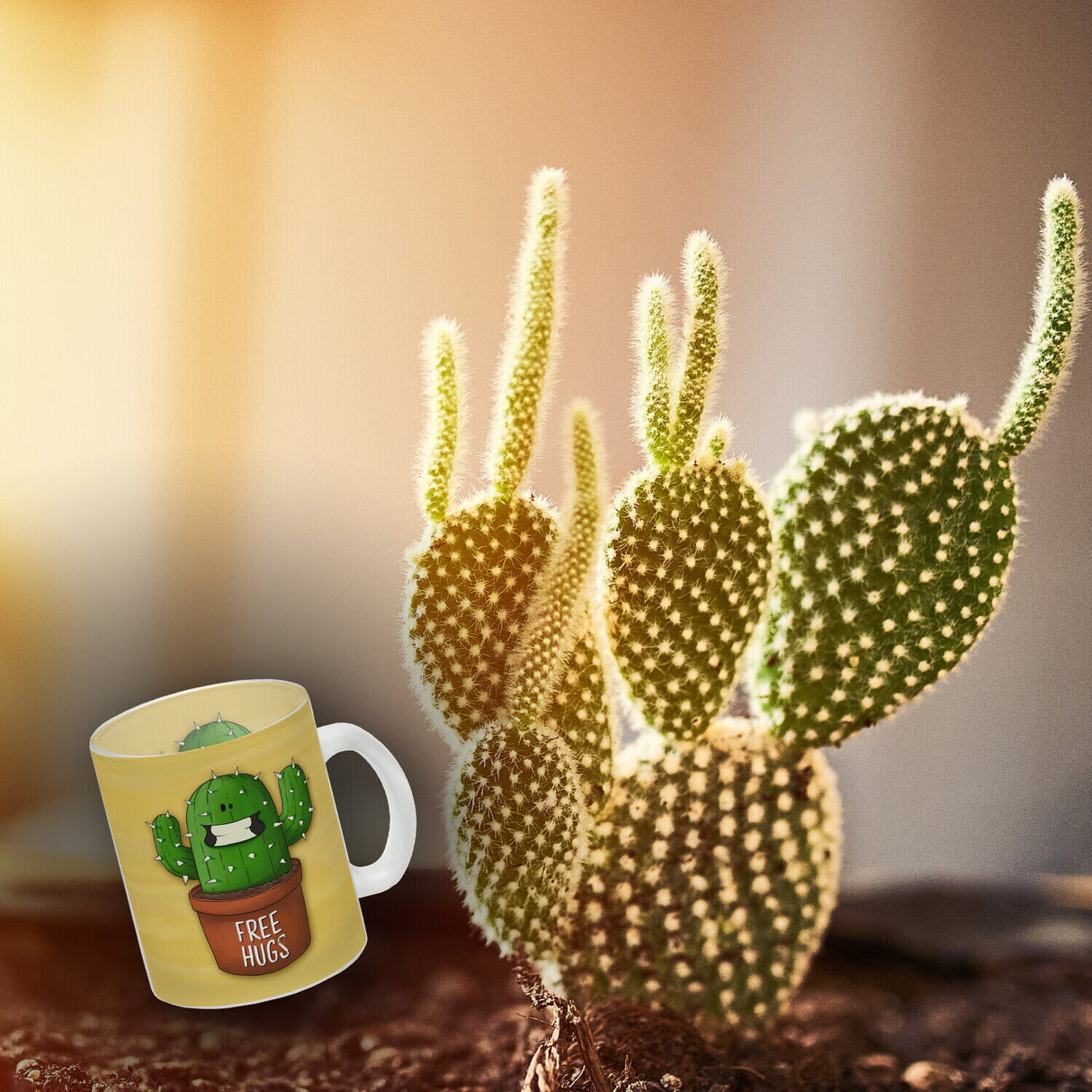 Kaffeebecher mit freundlicher Kaktus Motiv und Spruch: Free Hugs