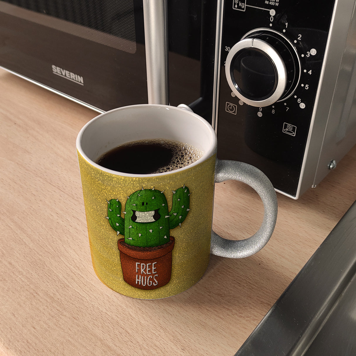 Kaffeebecher mit freundlicher Kaktus Motiv und Spruch: Free Hugs