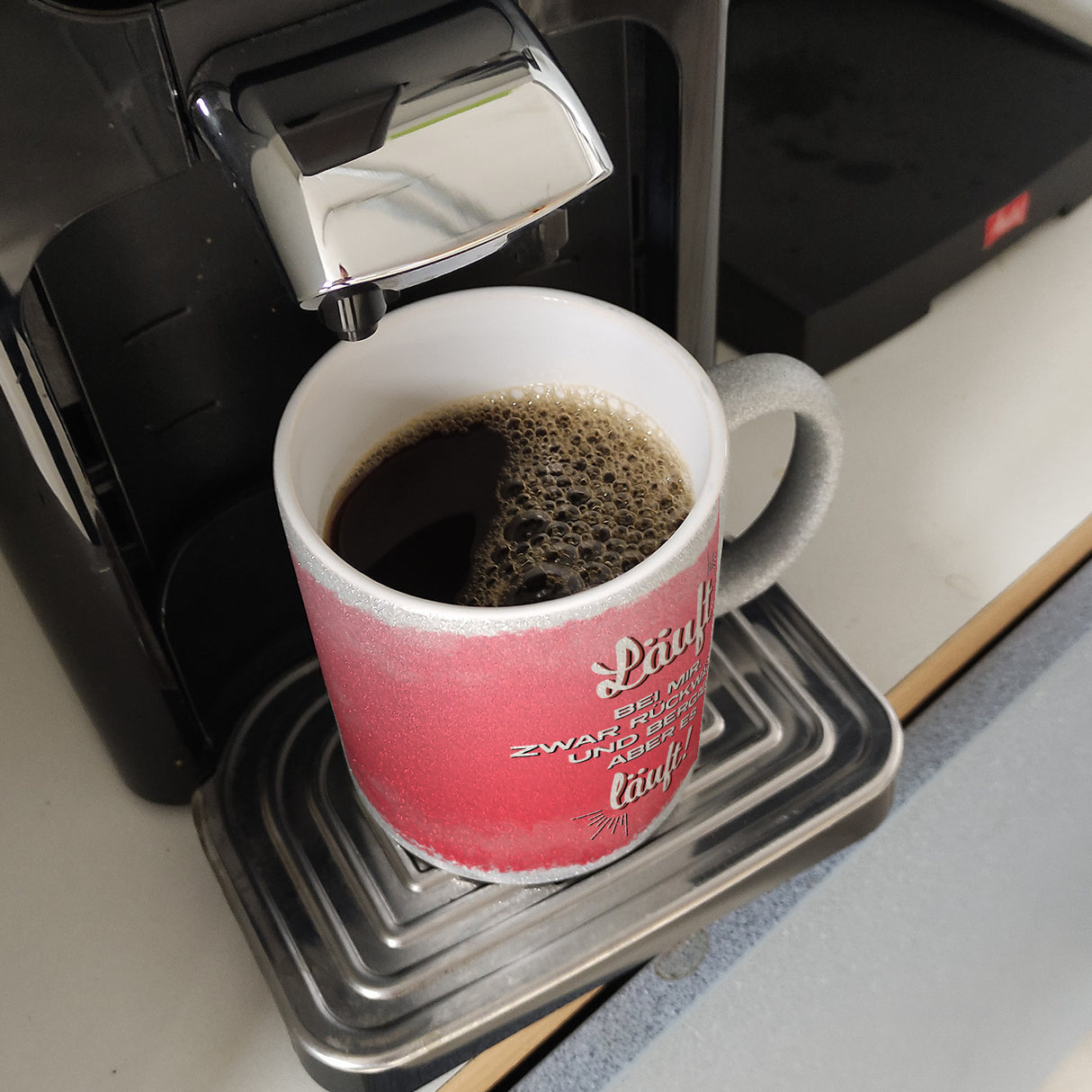 Kaffeebecher mit Spruch: Läuft bei mir. Zwar rückwärts ...