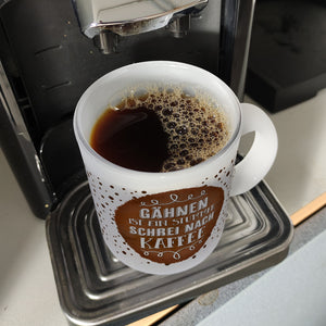 Kaffeebecher mit Spruch: Gähnen ist ein stummer Schrei nach Kaffee