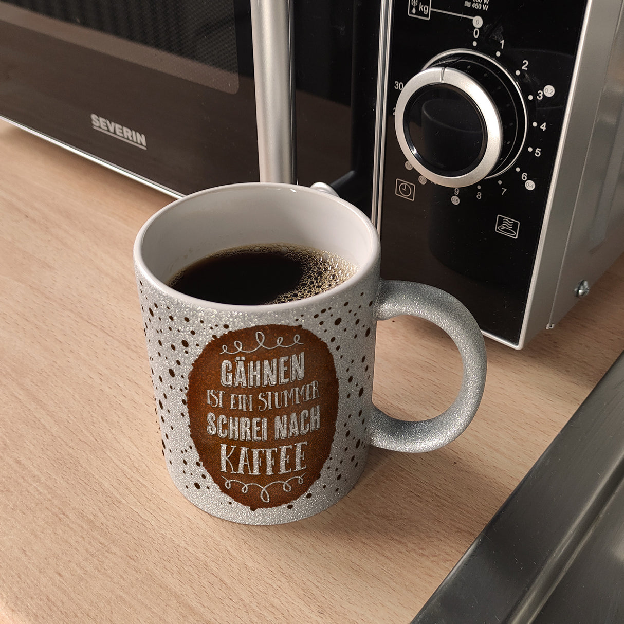 Kaffeebecher mit Spruch: Gähnen ist ein stummer Schrei nach Kaffee