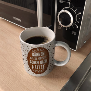 Kaffeebecher mit Spruch: Gähnen ist ein stummer Schrei nach Kaffee