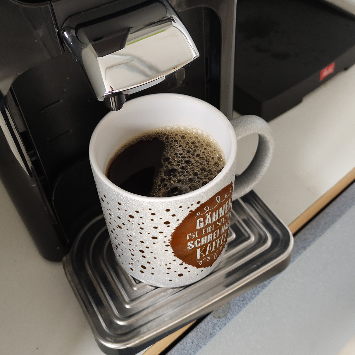 Kaffeebecher mit Spruch: Gähnen ist ein stummer Schrei nach Kaffee