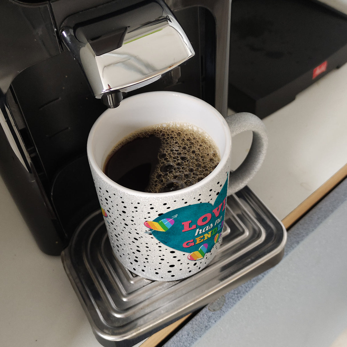 Kaffeebecher mit Spruch: Love has no gender