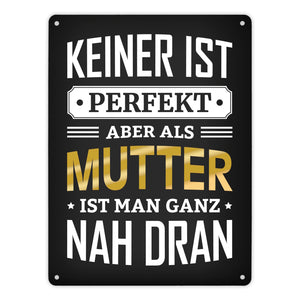 Metallschild mit Spruch: Keiner ist perfekt, aber als Mutter ist man ganz nah dran