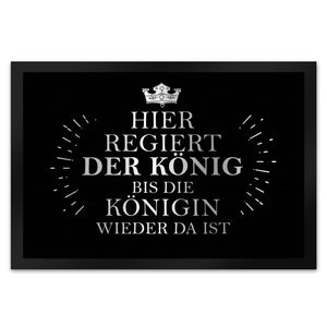 Hier regiert der König bis die Königin wieder da ist Fußmatte