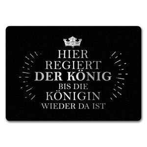 Hier regiert der König bis die Königin wieder da ist Fußmatte