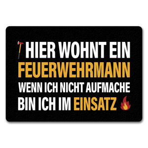 Hier wohnt ein Feuerwehrmann Fußmatte