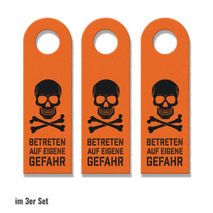 Betreten auf eigene Gefahr Türhänger mit Totenkopf Motiv in Orange