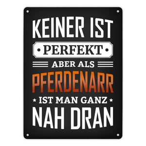 Metallschild mit Spruch: Keiner ist perfekt, aber als Pferdenarr ist man ganz nah dran