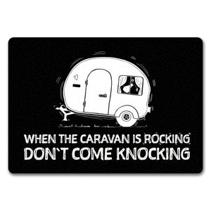 When the caravan is rocking Fußmatte mit Wohnwagen Motiv