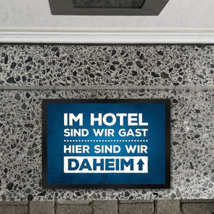 Hier sind wir daheim Fußmatte Zuhause Wohnungstüre Haustüre Home Hotel