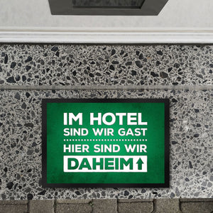 Hier sind wir daheim Fußmatte Zuhause Wohnungstüre Haustüre Home Hotel