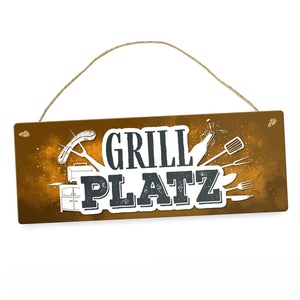 Grillplatz Metallschild Fleisch Wurst grillen Grill Bier Hobby Besteck Grillzange Freunde