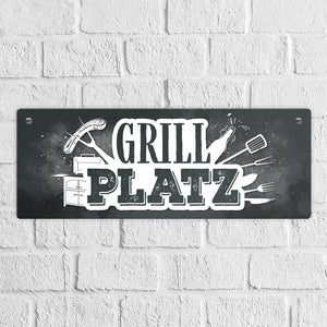 Grillplatz Metallschild Fleisch Wurst grillen Grill Bier Hobby Besteck Grillzange Freunde