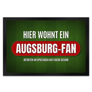 Hier wohnt ein Augsburg-Fan Fußmatte mit Rasen Motiv