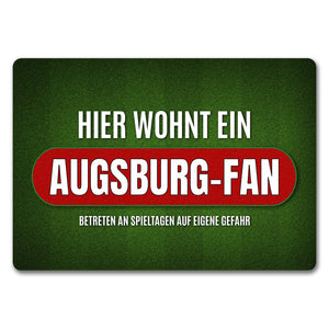 Hier wohnt ein Augsburg-Fan Fußmatte mit Rasen Motiv