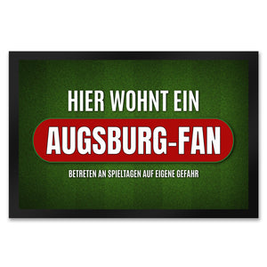 Hier wohnt ein Augsburg-Fan Fußmatte mit Rasen Motiv