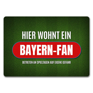 Hier wohnt ein Bayern-Fan Fußmatte mit Rasen Motiv