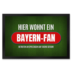 Hier wohnt ein Bayern-Fan Fußmatte mit Rasen Motiv