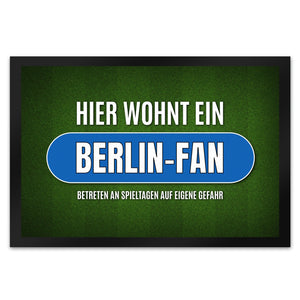 Hier wohnt ein Berlin-Fan Fußmatte mit Rasen Motiv
