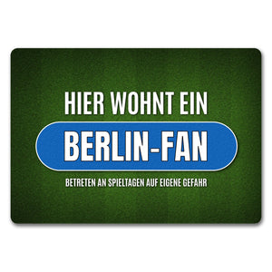 Hier wohnt ein Berlin-Fan Fußmatte mit Rasen Motiv